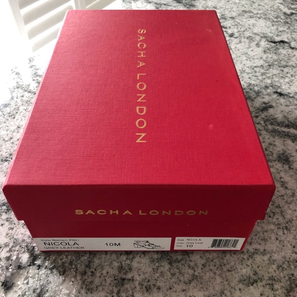 SALE β₯οΈ NWT Gold studded Valentino-style leather sandals + dustbag - Picture 2 of 12